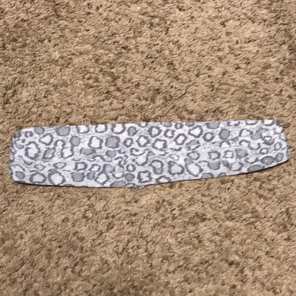 Gray/Silver. Leopard print belt